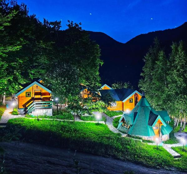 På billedet ses objektet KOZAK Apartments & Restaurant beliggende i byen Mojkovac.