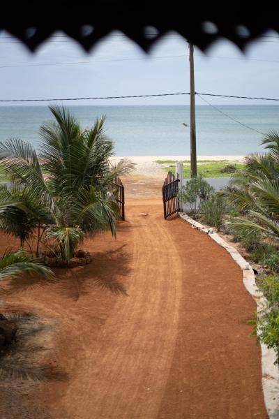 写真にはAkkaraipattu市にあるBanyan Beach Cottage SRI LANKAが写っています。