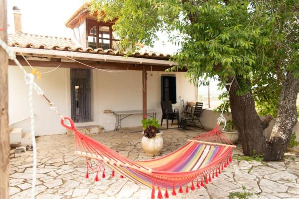 Na fotografii je vidět objekt Original stone cottage, beach 4km, WIFI, max 6p nacházející se ve městě Fónissa.