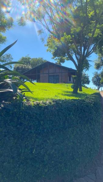 A la foto es mostra l'objecte Casa de Campo Rancho Bodaneze situat a la ciutat de Xanxerê.