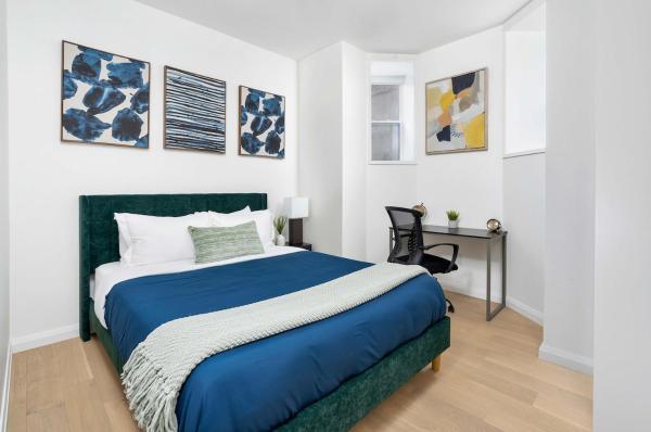 Na zdjęciu widoczny jest obiekt Hidden Gem - 3 BR Steps to Little Italy and UofT położony w mieście Toronto.