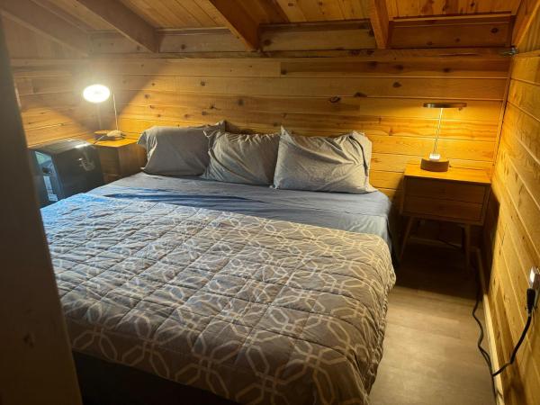 Photo 3 : Spacious, Custom-Built Log Cabin