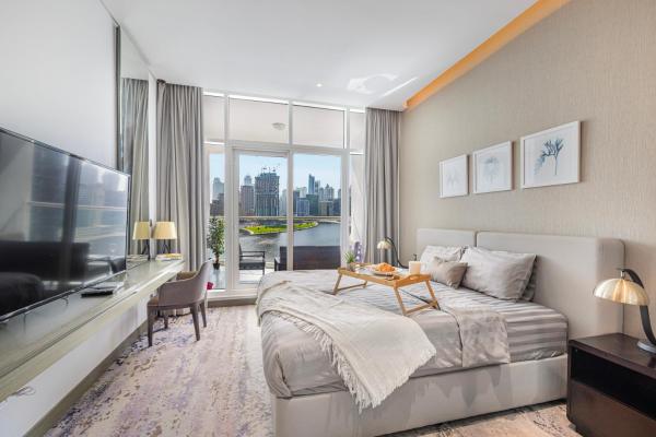 På billedet ses objektet Livin' Holidays - Luxury studio with Bay view beliggende i byen Dubai.
