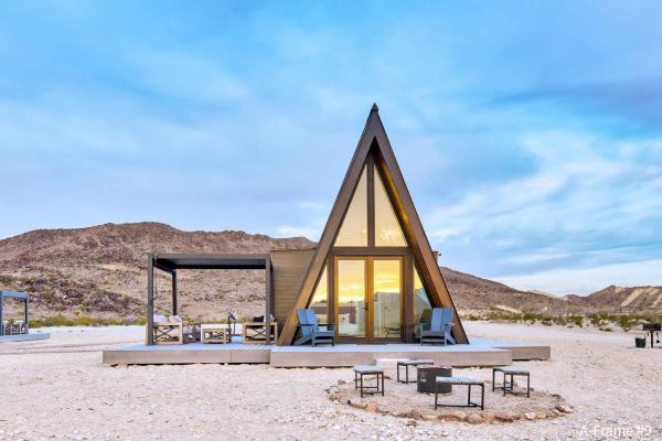 A la foto es mostra l'objecte Stardust Big Bend Luxury A-Frame#9 with a fab view situat a la ciutat de Terlingua.
