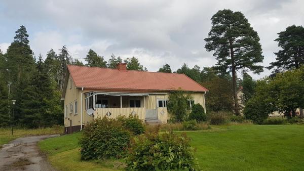 Auf dem Foto ist das Objekt Blackwood Villa in der Stadt Hålahult zu sehen.