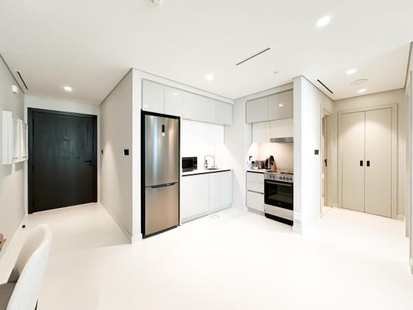 Billede 6: Trophy - 1BR Beachfront Retreat w Lagoon Views