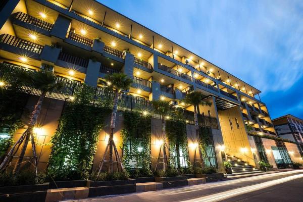 The photo shows the Lani Chiang Mai Hotel located in the city of Chiang Mai.
