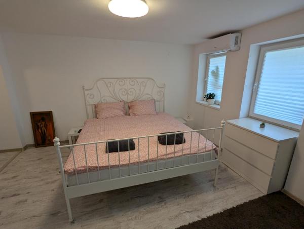 Kuvassa näkyy kohde Serene Studio, joka sijaitsee kaupungissa Bukarest.