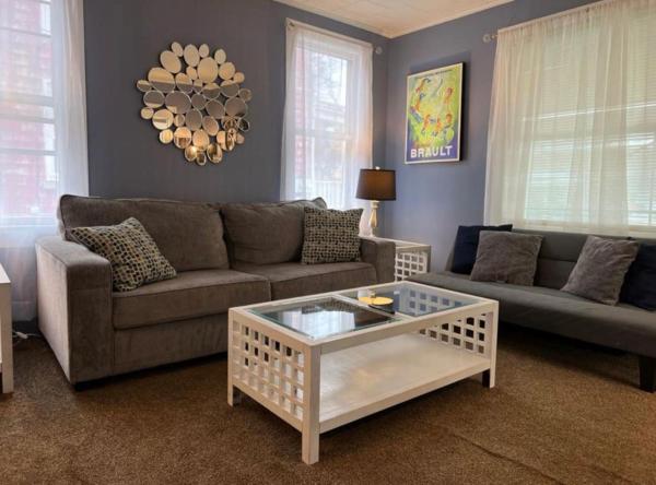 Na zdjęciu widoczny jest obiekt Charming 3 Bedroom Home 6 Beds Sleeps up to 12 położony w mieście Oswego.