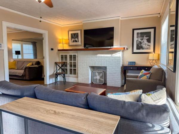 På billedet ses objektet Spacious 3 Bedroom Sleeps 12 with 7 Beds plus Parking beliggende i byen Trotwood.