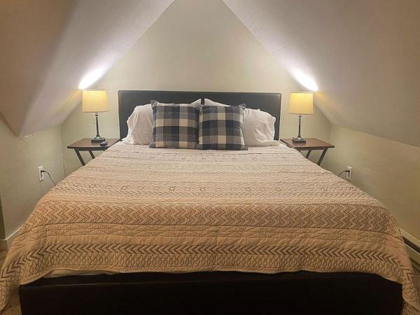 Na fotografii je vidět objekt Sleeps 8 Cozy 2br Apartment in Triplex plus WIFI nacházející se ve městě New Castle.
