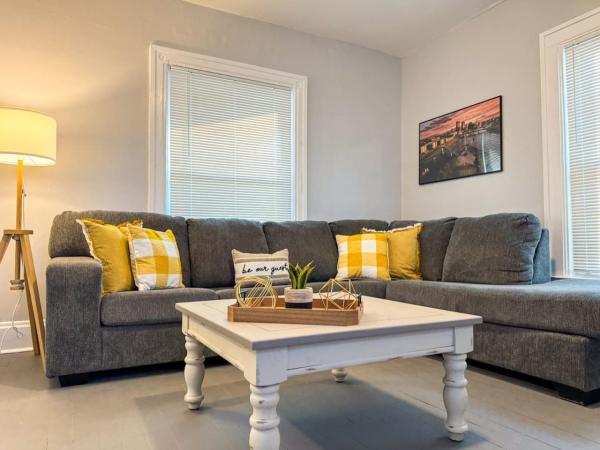 På billedet ses objektet Spacious 4 bedroom Sleeps 8 with 7 Beds plus Parking beliggende i byen Trotwood.