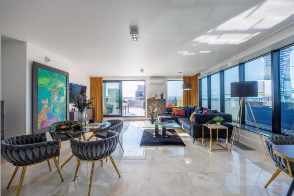 Στη φωτογραφία φαίνεται το αντικείμενο Emihouse Riverside Premium Apartments - Free Parking, City Center που βρίσκεται στην πόλη Ζέσουφ.