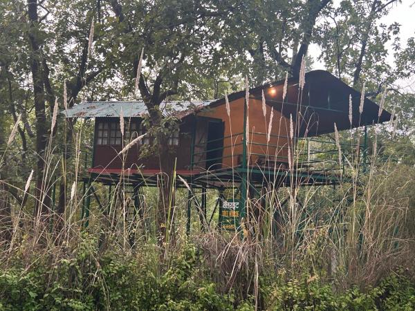 Auf dem Foto ist das Objekt Treehouse at Kamp in der Stadt Dhanwār zu sehen.