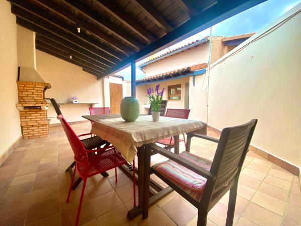 Na fotografii je vidět objekt Casa Pernila nacházející se ve městě Tábara.