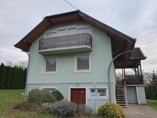 На фото показан объект Egervári Béres Vendégház-Tetőtéri apartman, расположенный в городе Lakhegy.