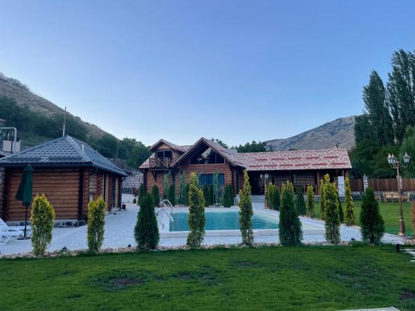 The photo shows the Aria Guesthouse located in the city of Bjni.