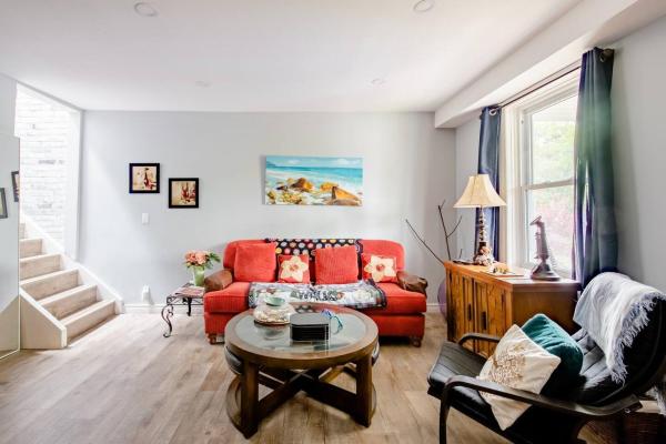 照片显示了位于Peterborough市的Casa Oxford物件。