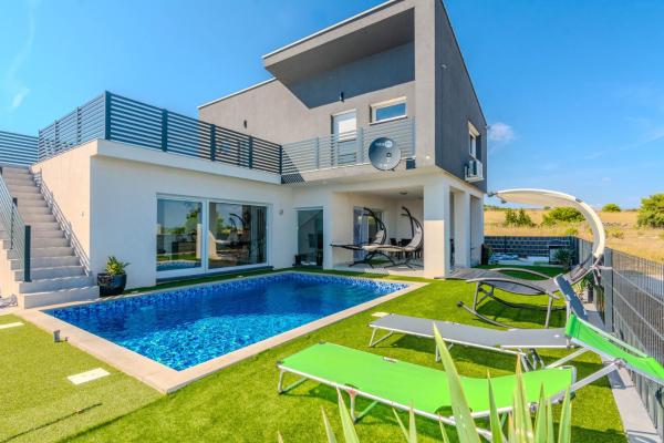 På bilden syns objektet Luxury villa with a swimming pool Vir - Torovi - Vir - Pedinka, Vir - 23512 som ligger i staden Vir.