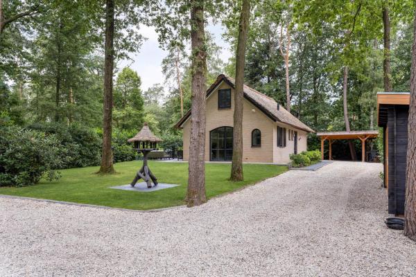 A la foto es mostra l'objecte Casa Black Nature situat a la ciutat de Holten.