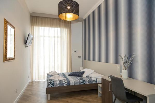 Na fotografii je vidět objekt Rooms Garibaldi nacházející se ve městě Neapol.