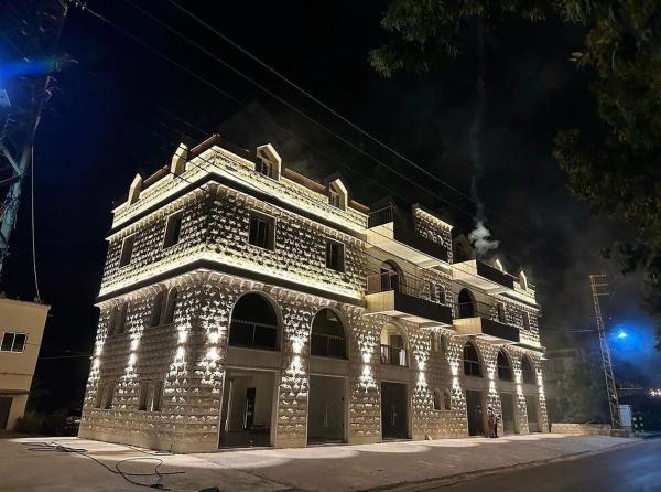 The photo shows the Maison du sud hotel located in the city of Jezzîne.