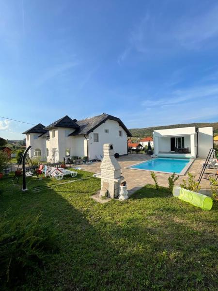 Op de foto is het object Villa Sami te zien, gelegen in de stad Izačić.