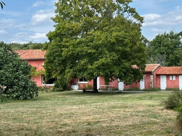 Na fotografii je vidět objekt La maison rouge nacházející se ve městě Saint-Sécondin.