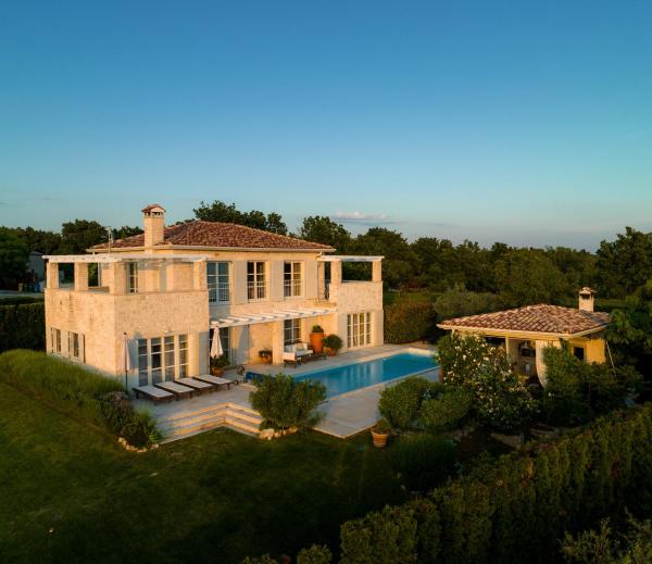 Na zdjęciu widoczny jest obiekt Villa Moonlight 1 near Poreč for 9 person - pet friendly with large garden, playground & 50 m2 pool położony w mieście Sveti Ivan.