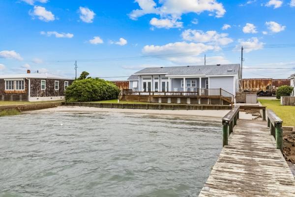 照片显示了位于Beaufort市的Dozier Cottage物件。