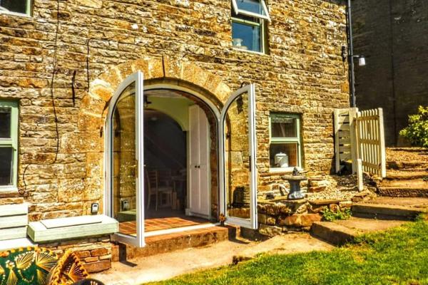 A la foto es mostra l'objecte Butterfly Lodge quirky rural home stunning views situat a la ciutat de Burtree Ford.