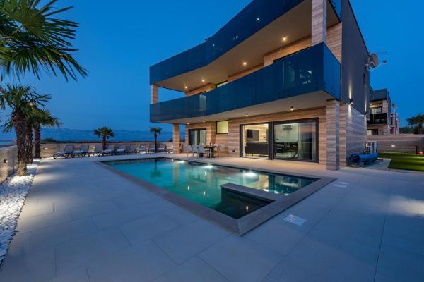 Na fotografii je vidět objekt Seaside luxury villa with a swimming pool Privlaka, Zadar - 23517 nacházející se ve městě Privlaka.
