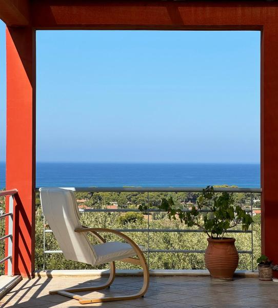 Na fotografii je vidět objekt Villa Io, The Ionion Balcony nacházející se ve městě Fónissa.