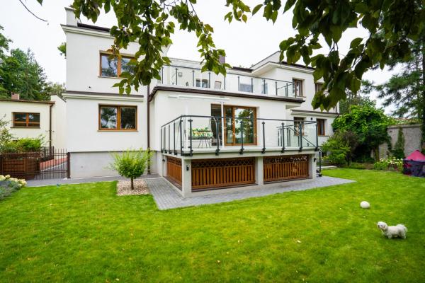 Na fotografii je vidět objekt Apartamenty Iława - nad Małym Jeziorakiem nacházející se ve městě Iława.