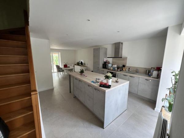 Na zdjęciu widoczny jest obiekt Maison de Village położony w mieście Mesmont.