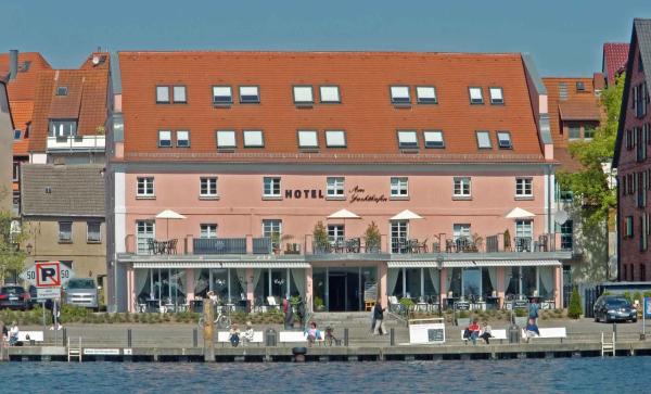 Nella foto è visibile l'oggetto Hotel Am Yachthafen situato nella città di Waren.