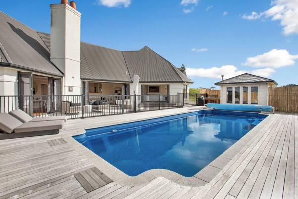 Auf dem Foto ist das Objekt The Parish House with Pool, BBQ and Pizza Oven in der Stadt Whangaparaoa zu sehen.