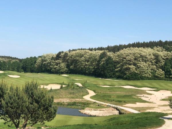 La photo montre l'objet Przytok Golf Resort situé dans la ville de Zabór.