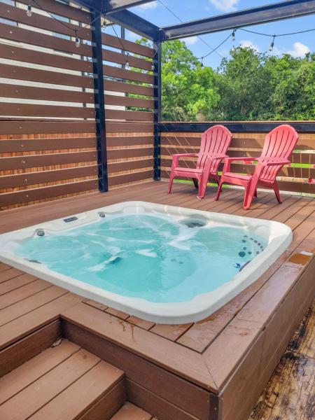 Na foto é possível ver o objeto Simply Get-A-Waco- HOT TUB, Sleeps 10, 5-min Walk to Silos & Downtown Waco localizado na cidade de Waco.
