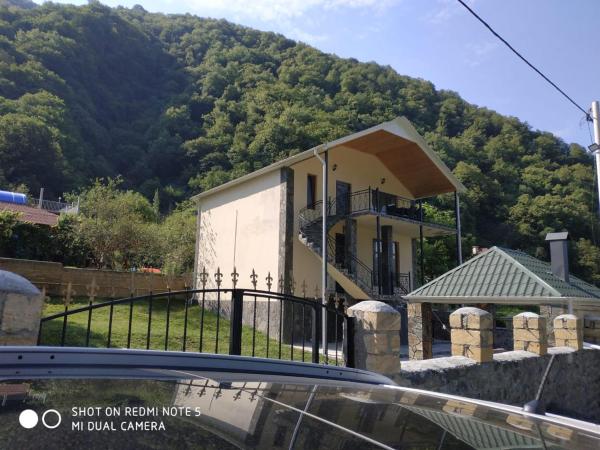 Auf dem Foto ist das Objekt Qax İlisu in der Stadt Ağçay zu sehen.
