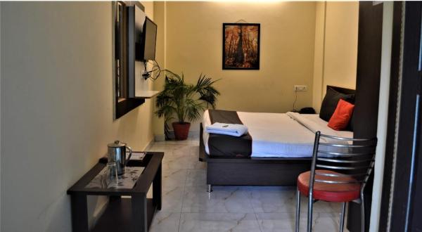 På billedet ses objektet Hotel Atrium Inn beliggende i byen Rishikesh.