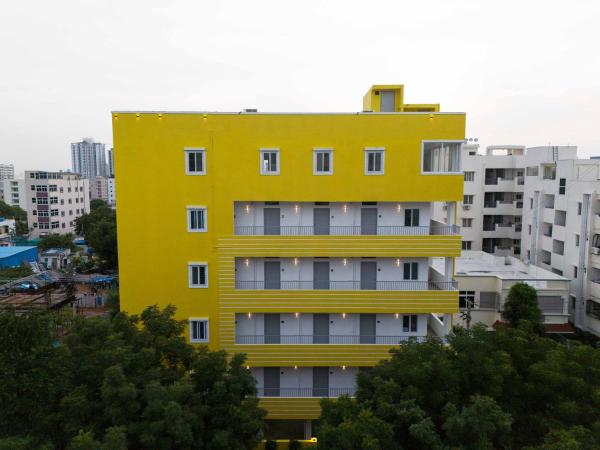 Na zdjęciu widoczny jest obiekt Yellow Bells Studios And Suites położony w mieście Gachibowli.