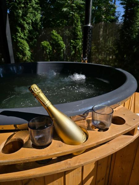 På billedet ses objektet Bosko Siemiany - bania, jacuzzi, kino plenerowe, ognisko, rowery, SUP beliggende i byen Jerzwałd.