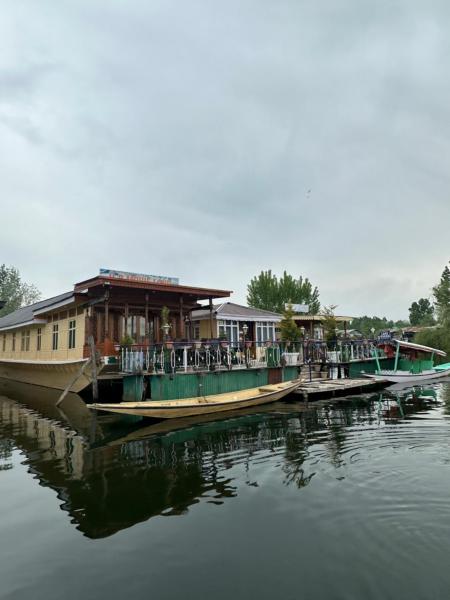 A la foto es mostra l'objecte Movie land group of house boats situat a la ciutat de Srinagar.