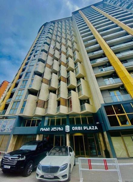 A la foto es mostra l'objecte Orbi plaza situat a la ciutat de Angisa.