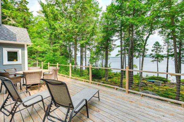 A la foto es mostra l'objecte Coastal Branch Lake House with Dock and Game Room situat a la ciutat de Orland.
