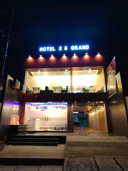Na zdjęciu widoczny jest obiekt Hotel S S Grand And Multi Cuisine Restaurant położony w mieście Chunār.