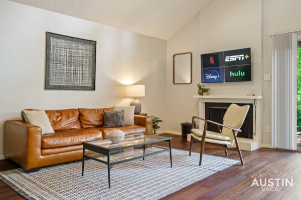 A la foto es mostra l'objecte Comfortable Living in ATX with Private Deck and Office situat a la ciutat de Austin.