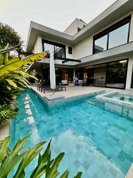 På billedet ses objektet Jurerê Beach Villa - piscina jacuzzi sauna beliggende i byen Florianópolis.