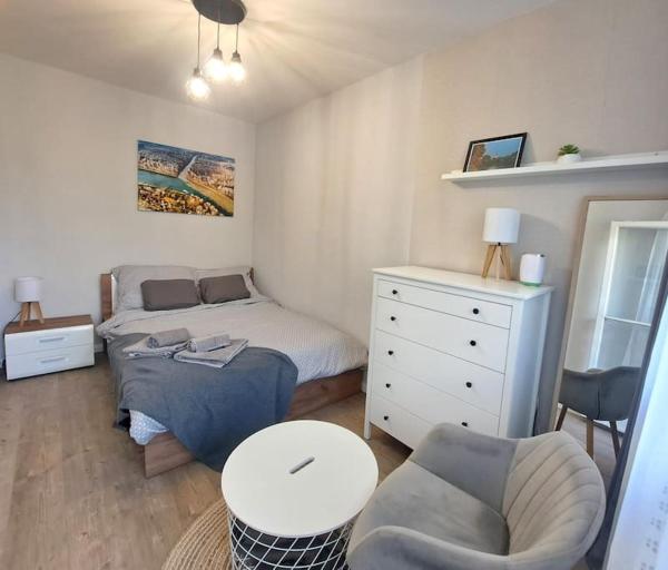 Na zdjęciu widoczny jest obiekt Csongrádi Tiszavirág Apartman położony w mieście Csongrád.